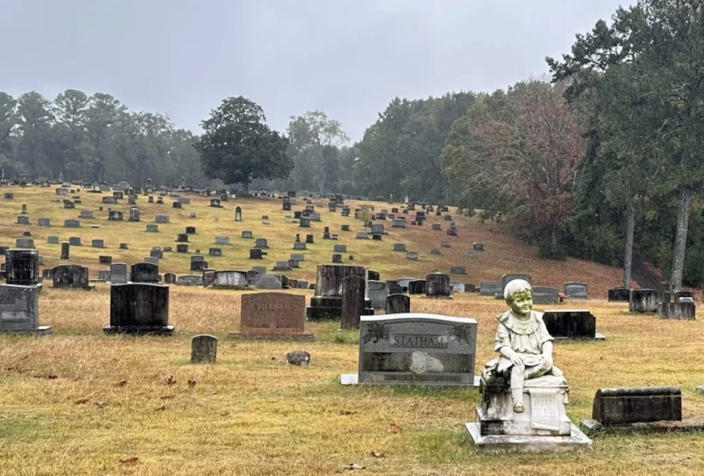 The Greenwood Cemetery gravesite of Dorothy Huff, a young girl who perished in an Atlanta fire. (Photo by Logan C. Ritchie)